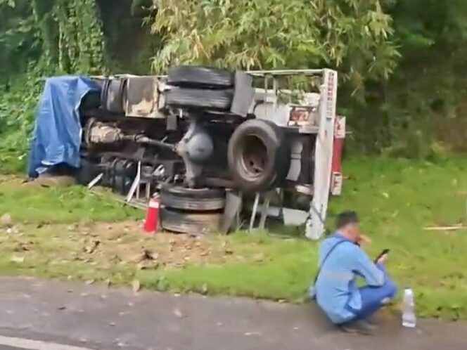 
 Mobil tangki Pertamina terguling di Jalan Poros Kawasan Hutan Warangga Muna. Foto: Istimewa