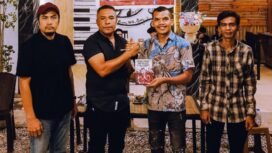 Penulis meyerahkan buku kepada beberapa narasumber. Foto: Istimewa