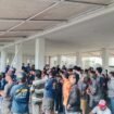 Ratusan massa yang tergabung dalam ASDPK Berdemonstrasi di Kantor DPRD Kota Kendari. Foto: Penafaktual.com