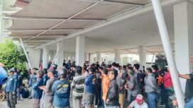 Ratusan massa yang tergabung dalam ASDPK Berdemonstrasi di Kantor DPRD Kota Kendari. Foto: Penafaktual.com