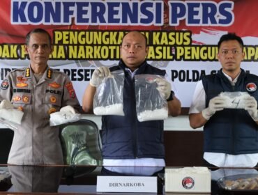 Ditresnarkoba Polda Sultra, Kombes Pol Amri (tengah) saat konferensi pers di Polda Sultra. Foto: Istimewa