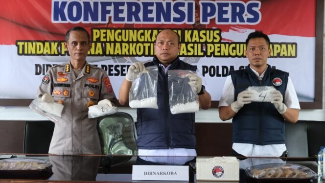 
 Ditresnarkoba Polda Sultra, Kombes Pol Amri (tengah) saat konferensi pers di Polda Sultra. Foto: Istimewa