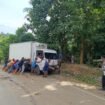 Sejumlah warga saat mengevakuasi mobil box yang terbalik di Jalan Trans Sulawesi Konut. Foto: Istimewa