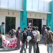 Belasan massa Jangkar Sultra saat berdemonstrasi di Kantor Kejati Sultra. Foto: penafaktual.com