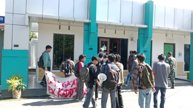 
 Belasan massa Jangkar Sultra saat berdemonstrasi di Kantor Kejati Sultra. Foto: penafaktual.com