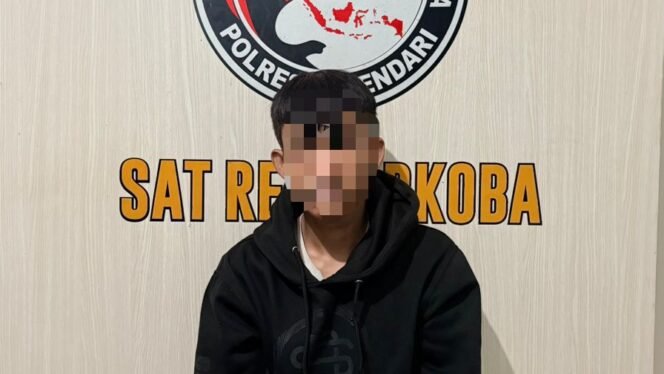 
 Pria insial EJS (28) ditangkap polisi diduga terlibat tindak pidana narkotika di Kendari. Foto: Istimewa
