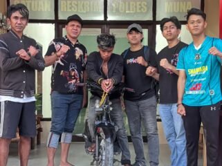 Pria asal Wamponiki Muna inisial IF (ketiga dari kiri) ditangkap polisi kasus curanmor. Foto: Istimewa