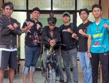 Pria asal Wamponiki Muna inisial IF (ketiga dari kiri) ditangkap polisi kasus curanmor. Foto: Istimewa