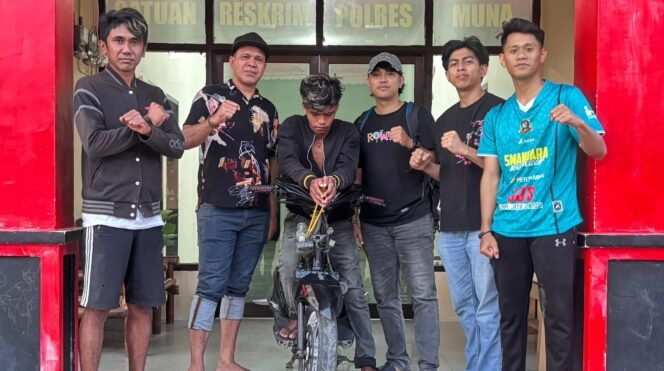 
 Pria asal Wamponiki Muna inisial IF (ketiga dari kiri) ditangkap polisi kasus curanmor. Foto: Istimewa