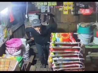 Tangkapan layar rekaman CCTV yang memperlihatkan salah satu pelaku pencurian di kios korban. Foto: Istimewa