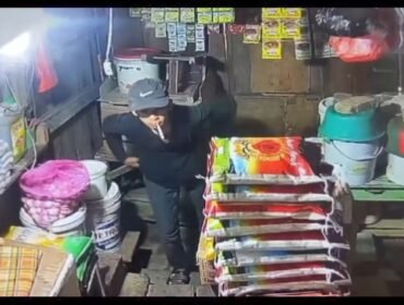 Tangkapan layar rekaman CCTV yang memperlihatkan salah satu pelaku pencurian di kios korban. Foto: Istimewa