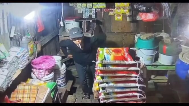 
 Tangkapan layar rekaman CCTV yang memperlihatkan salah satu pelaku pencurian di kios korban. Foto: Istimewa