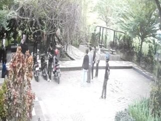 Tangkapan layar rekaman CCTV saat seseorang mahasiswa UHO, Hafisun alias Pedro jadi korban pengeroyokan dan penikaman di area kampus. Foto: Istimewa