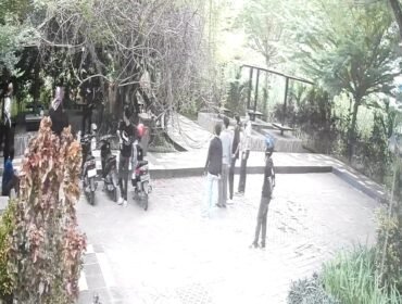 Tangkapan layar rekaman CCTV saat seseorang mahasiswa UHO, Hafisun alias Pedro jadi korban pengeroyokan dan penikaman di area kampus. Foto: Istimewa