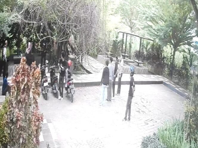 
 Tangkapan layar rekaman CCTV saat seseorang mahasiswa UHO, Hafisun alias Pedro jadi korban pengeroyokan dan penikaman di area kampus. Foto: Istimewa