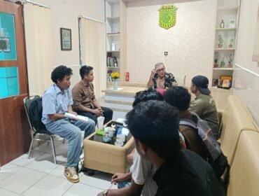 Massa Jangkar Sultra saat melakukan aksi di Kejati Sultra. Foto: Istimewa