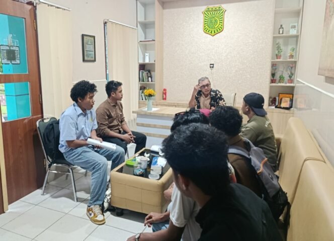 
 Massa Jangkar Sultra saat melakukan aksi di Kejati Sultra. Foto: Istimewa