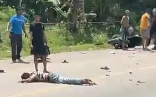 Pengendara motor terbaring di bahu jalan akibat kecelakaan lalu lintas di Jalan Poros Desa Wawoluri Konawe Utara. Foto Istimewa