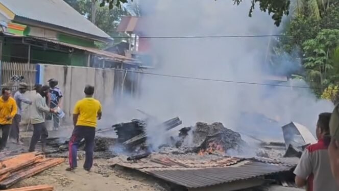 
 Rumah warga di Desa Suka Damai Muna Barat ludes dilalap api. Foto: Istimewa