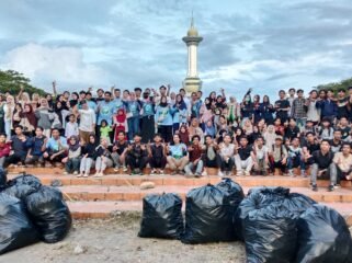 Komunitas Sahabat Bumi bersama sejumlah komunitas pegiat lingkungan usai melakukan aksi bersih di kawasan Eks MTQ Kendari. Foto: Penafaktual.com