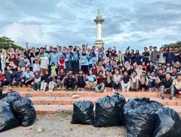 Komunitas Sahabat Bumi bersama sejumlah komunitas pegiat lingkungan usai melakukan aksi bersih di kawasan Eks MTQ Kendari. Foto: Penafaktual.com