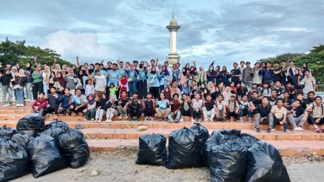 
 Komunitas Sahabat Bumi bersama sejumlah komunitas pegiat lingkungan usai melakukan aksi bersih di kawasan Eks MTQ Kendari. Foto: Penafaktual.com