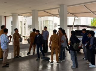 Massa Jangkar Sultra saat berdemonstrasi di Kantor DPRD Kota Kendari. Foto: Istimewa