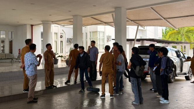 
 Massa Jangkar Sultra saat berdemonstrasi di Kantor DPRD Kota Kendari. Foto: Istimewa