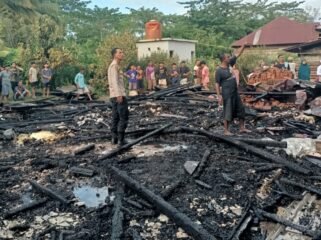 Tampak  sisa puing-puing bangunan rumah setelah kebaran terjadi di Konawe. Foto: Istimewa
