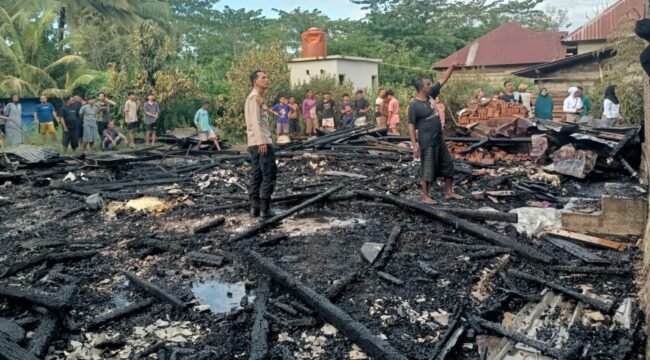 Tampak  sisa puing-puing bangunan rumah setelah kebaran terjadi di Konawe. Foto: Istimewa