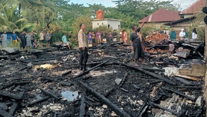 
 Tampak  sisa puing-puing bangunan rumah setelah kebaran terjadi di Konawe. Foto: Istimewa