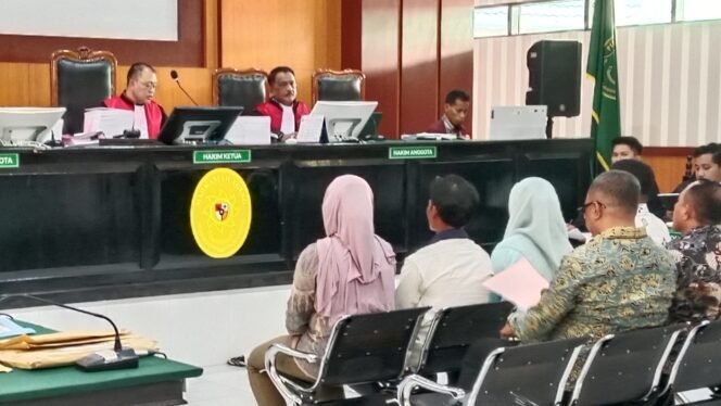 
 Eks Pj. Bupati Muna Barat Bahri (kanan) tampak memegang map saat menjalani pemeriksaan di ruang sidang Kusumah Atmadja PN Kendari. Foto: penafaktual.com