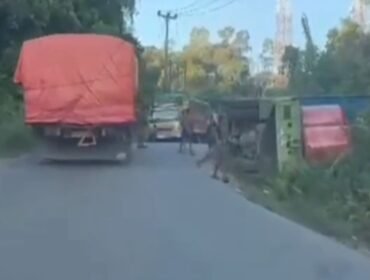 Mobil truk tronton terguling di Desa Anduna Konsel, Sabtu (18/4/2026). Foto: Istimewa