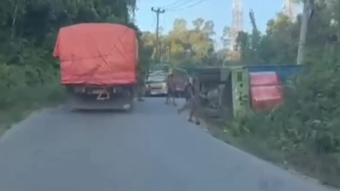 
 Mobil truk tronton terguling di Desa Anduna Konsel, Sabtu (18/4/2026). Foto: Istimewa