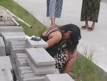 Seorang perempuan diduga hendak mencuri kios di Desa Arombu. Foto: Istimewa