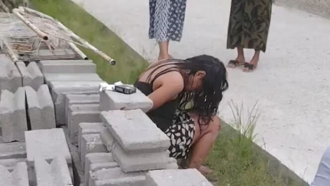 
 Seorang perempuan diduga hendak mencuri kios di Desa Arombu. Foto: Istimewa