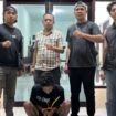 Pria asal Buteng inisial LA   (27) posisi duduk tak berdaya usai dibekuk aparat Kepolisian Resor Muna. Foto: Istimewa