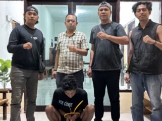 Pria asal Buteng inisial LA   (27) posisi duduk tak berdaya usai dibekuk aparat Kepolisian Resor Muna. Foto: Istimewa