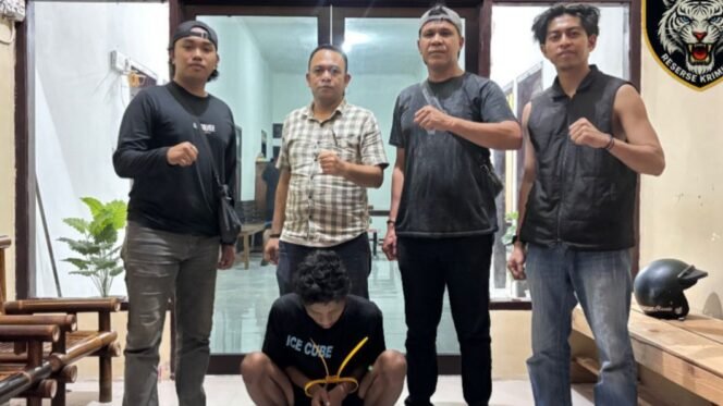 
 Pria asal Buteng inisial LA   (27) posisi duduk tak berdaya usai dibekuk aparat Kepolisian Resor Muna. Foto: Istimewa