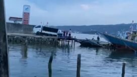 Puluhan jeriken diduga berisi solar subsidi dari kapal kayu yang berlabuh di samping SPBN Djamalia Ningsih kemudian dimuat ke mobil pikap. Foto: Istimewa