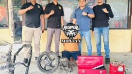 Pria insial D (tengah kaos kuning) diringkus aparst kepolisian usai diduga melakukan pencurian di SMKN 6 Koltim. Foto: Istimewa