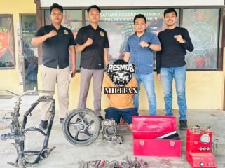Pria insial D (tengah kaos kuning) diringkus aparst kepolisian usai diduga melakukan pencurian di SMKN 6 Koltim. Foto: Istimewa