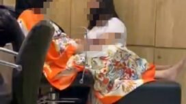 Tangkapan layar video yang diterima kuasa hukum korban memperlihatkan Hj. Amra Nur, owner Travel TRG Kendari, tengah berada di salah satu salon kecantikan di Mal Panakukang, Makassar. Foto: Istimewa