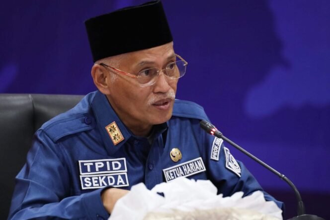 
 Ketua Pansel, Asrun Lio umumkan hasil seleksi jabatan pimpinan tinggi pratama Kabupaten Bombana. Foto: Istimewa