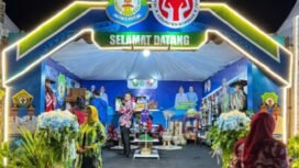 Meriahkan HUT Sultra Ke-62, Rombongan Kabupaten Bombana pamerkan sejumlah produk lokal. Foto: Istimewa