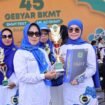 Ketua TP-PKK Kabupaten Bombana menerima piala sebagai juara 2 di ajang kompetisi halal chef PKK  HUT ke-62 Sultra