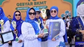 Ketua TP-PKK Kabupaten Bombana menerima piala sebagai juara 2 di ajang kompetisi halal chef PKK  HUT ke-62 Sultra