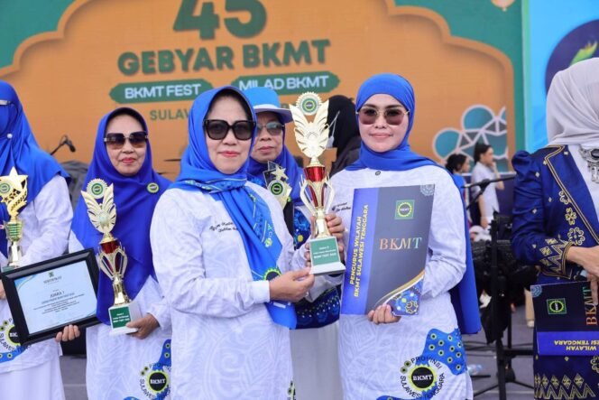 
 Ketua TP-PKK Kabupaten Bombana menerima piala sebagai juara 2 di ajang kompetisi halal chef PKK  HUT ke-62 Sultra