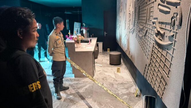  
Personil Sat Reskrim Polresta Kendari mendatangi kembali TKP penganiayaan di THM Exodus dan police line sudah dirusak dan dipindahkan. Foto: Istimewa
