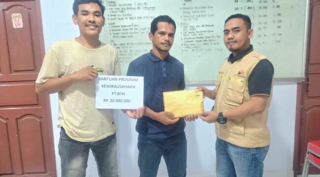 PT Wijaya Inti Nusantara menyalurkan bantuan kewirausahaan untuk 12 warga. Foto: Istimewa